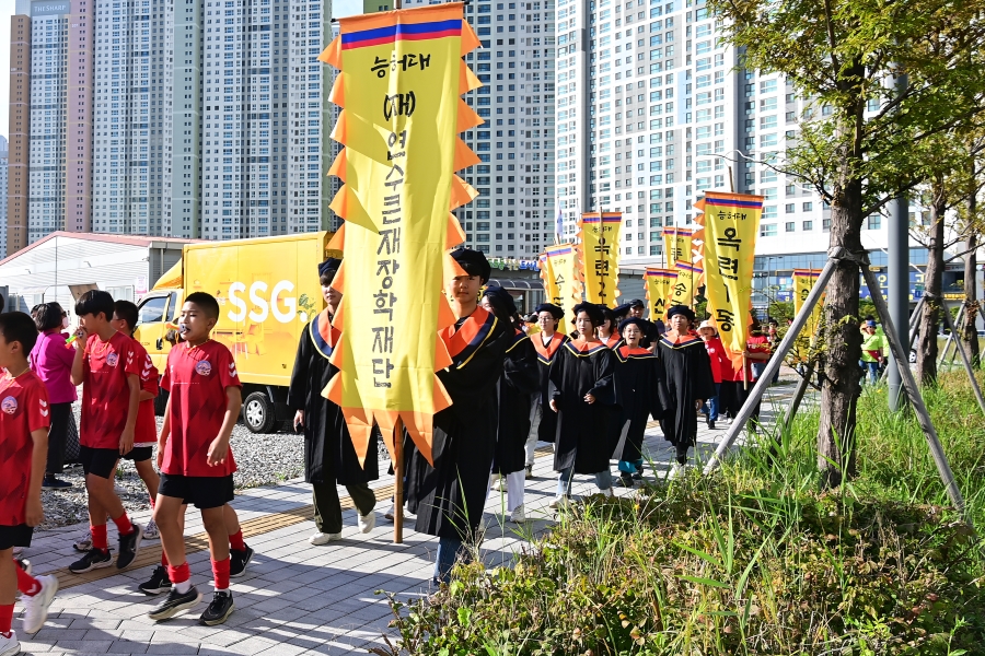 연수구가 지난 5일부터 개최한 2024년 제12회 연수 능허대 문화축제에서 연수큰재장학생 12명이 백제 사신 퍼레이드에 참여해 눈길을 끌었다